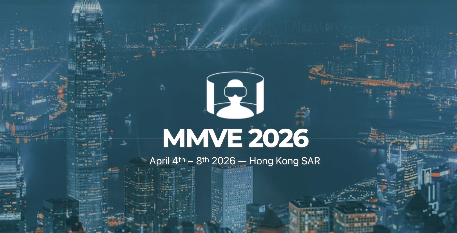 Bühnen- oder Konferenzszene mit XR-Forschungskontext, Präsentationsfolie zu immersiven Mediensystemen und internationalem Workshop-Austausch.