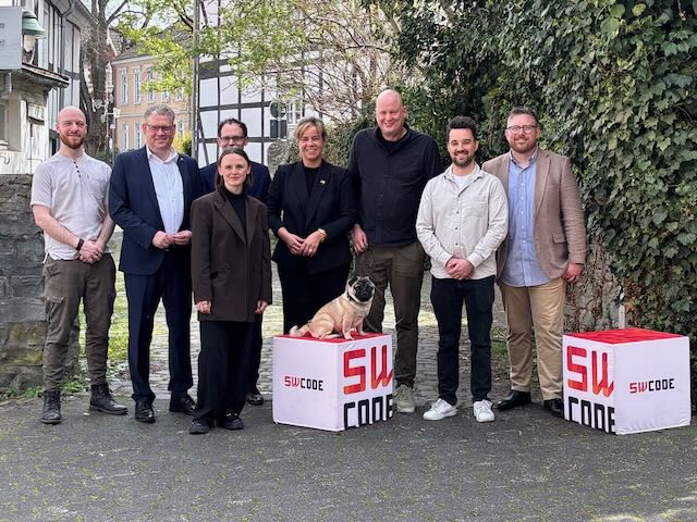 NRW-Wirtschaftsministerin Mona Neubaur informiert sich gemeinsam mit Forschenden der Hochschule Hamm-Lippstadt und dem Unternehmen SWCode über die AR-Navigations-App ARiadne.