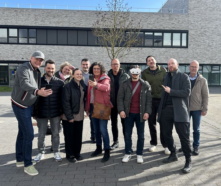 People in an AR lab exploring an augmented reality application for precise navigation and digital orientation in urban space.